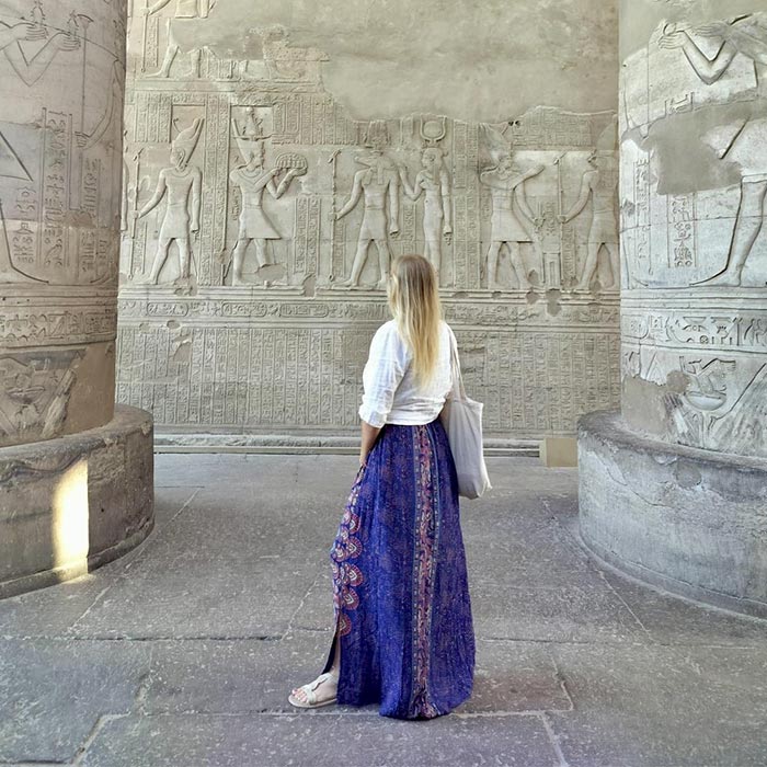 estelle dans un temple