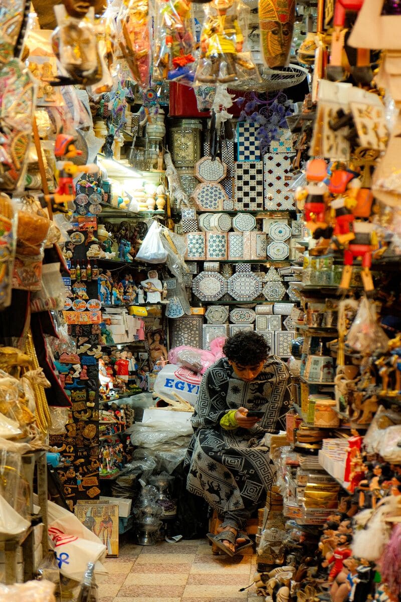 vendeur souvenirs souk le caire egypte
