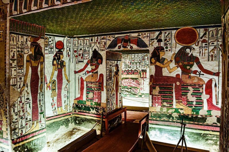 intérieur tombe nefertari egypte