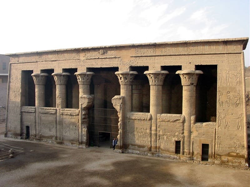 façade temple esna Par tutincommon (John Campana) — https://www.flickr.com/photos/10647023@N04/1086057654/in/set-72157601378268203/, CC BY 2.0