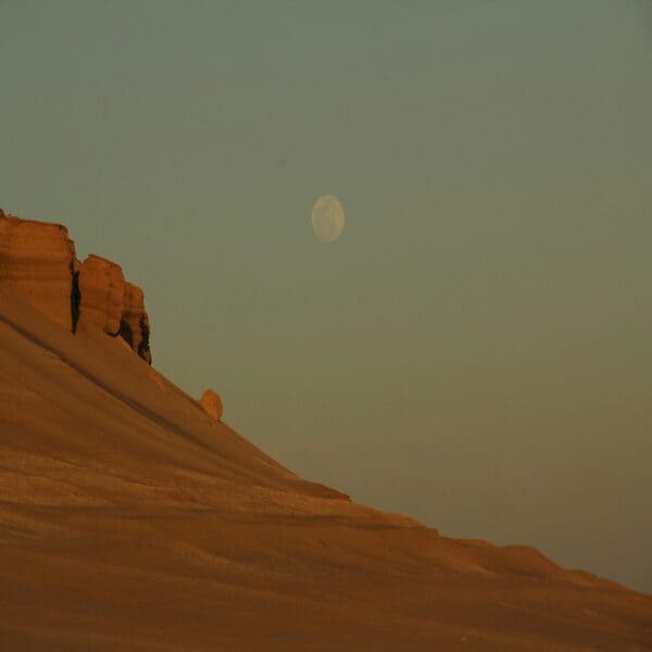 lune sur le désert egypte