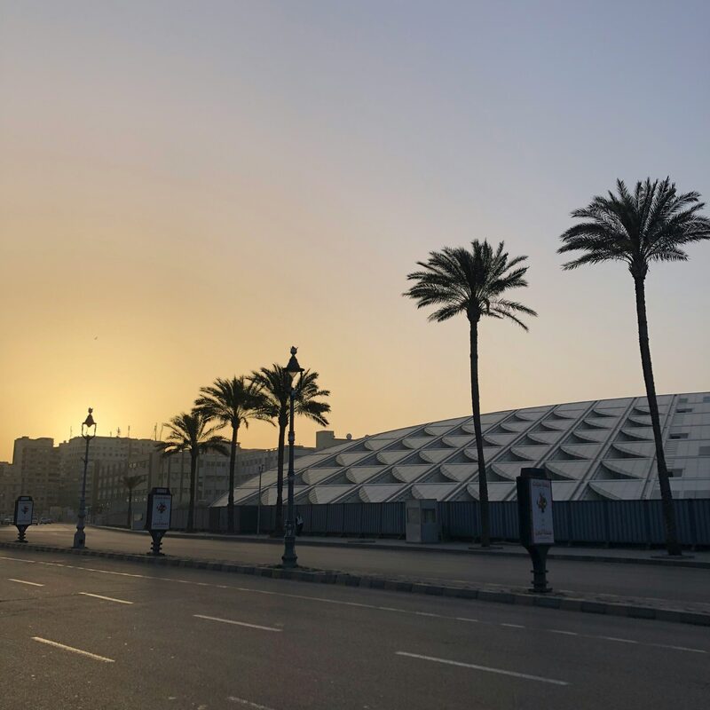 coucher de soleil sur la bibliothèque d'alexandrie