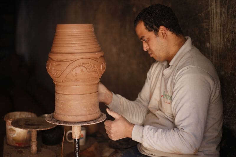 homme faisant de la poterie egypte